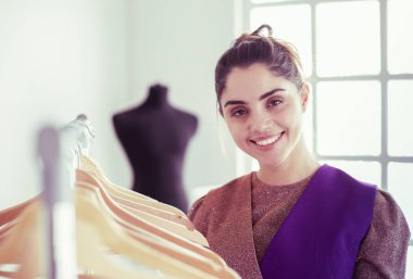 Askıları olan güzel bir stilist.