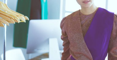 Askıları olan güzel bir stilist.