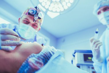 Ameliyathanede çalışan bir cerrah.