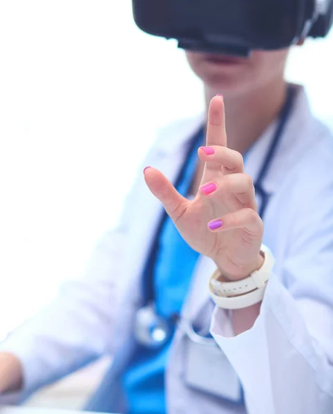 Dokter vrouw kijkt door phoropter tijdens oogonderzoek. Dokter vrouw — Stockfoto