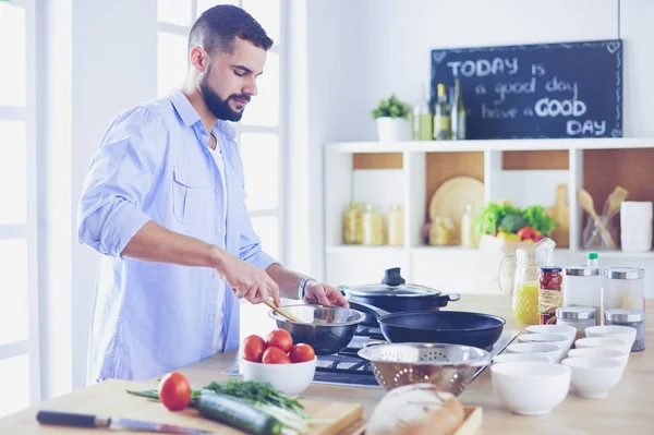 Man bereidt heerlijk en gezond eten in de huiskeuken — Stockfoto