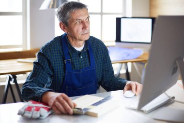 Ofisteki çizim masasında çalışan mimar