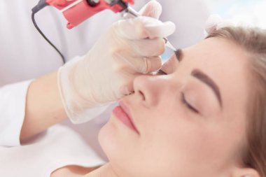 Kırmızı dudaklı genç bir kız kalıcı makyaj, mikro pigmentasyon