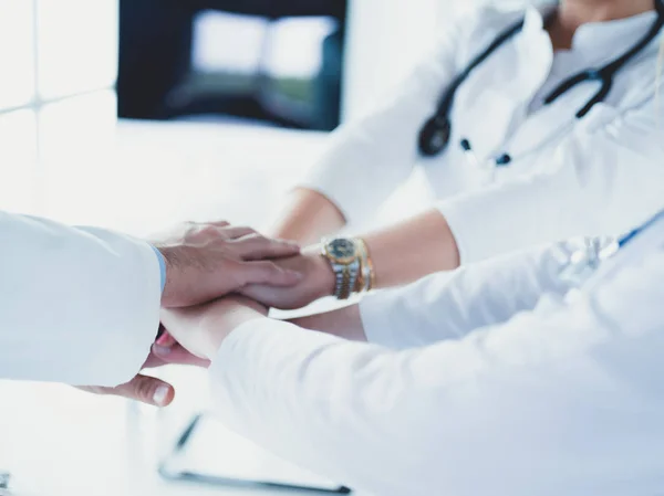 Ärzte und Krankenschwestern in einem medizinischen Team beim Händestapeln — Stockfoto