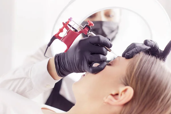 Microblading eyebrows work flow in a beauty salon. Woman having her eye brows tinted — Stock Photo, Image