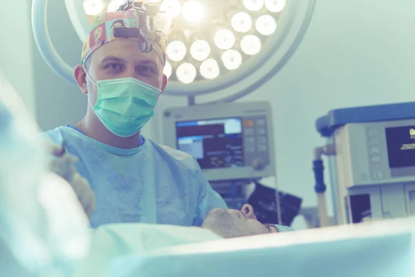 Man surgeon at work in operating room — Stock Photo, Image