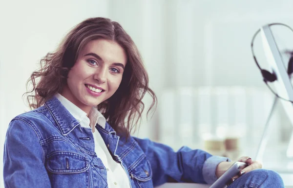 Image d'une jeune femme confiante assise au bureau — Photo