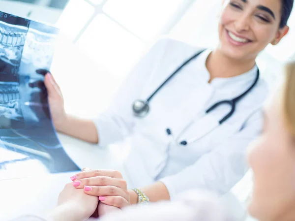 Nahaufnahme von Arzt und Patient, die am Schreibtisch neben dem Fenster im Krankenhaus sitzen — Stockfoto