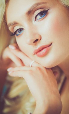 Güzel genç kadın ofiste oturma portre