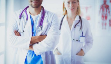 Genç ve kendinden emin doktorların portresi tıp ofisinde duruyor.