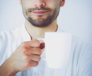 Bir fincan kahve ya da çay içen genç iş adamı.