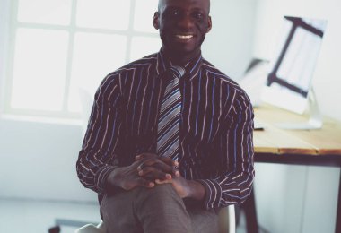 Ofiste oturan bir yakışıklı siyah işadamı portresi