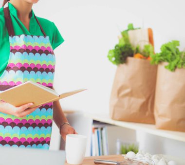 kadın mutfakta gülümseyen sağlıklı gıda ayakta yapma