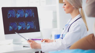 Doktor ve hasta masada otururken bir şey tartışıyorlar. Tıp ve sağlık hizmetleri kavramı. Doktor ve hasta.