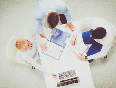 Laptop ile onların masada oturan iki iş adamları. Üstten Görünüm