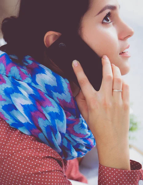 Schöne junge Frau im Gespräch auf dem Smartphone — Stockfoto