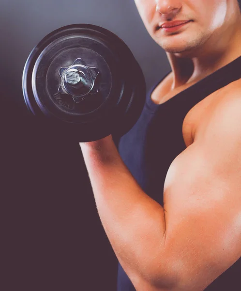 Schöner muskulöser Mann, der mit Hanteln trainiert — Stockfoto