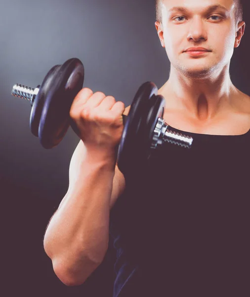 Hombre musculoso guapo haciendo ejercicio con pesas — Foto de Stock