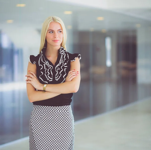 Een mooie blonde zakenvrouw opent de kantoordeur . — Stockfoto