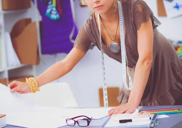 Designer de moda jovem mulher trabalhando no estúdio. — Fotografia de Stock