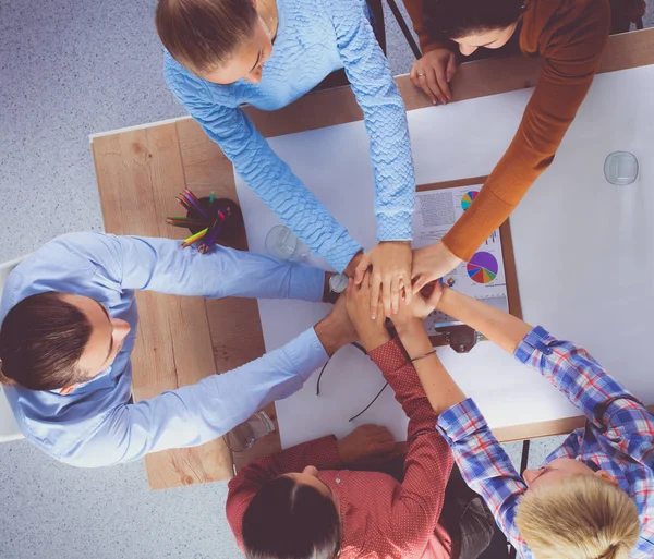 İş adamları toplantıda, ofiste oturup tartışıyorlar.