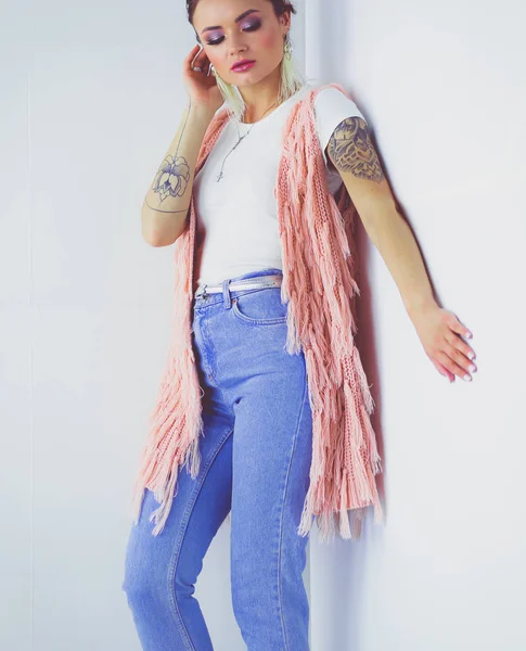 Çalışma odasında duran güzel bir kadın. Güzel kadın..