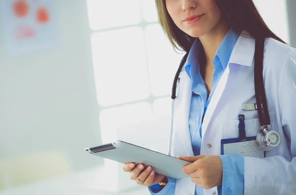 Médico femenino usando tableta en el vestíbulo del hospital — Foto de Stock