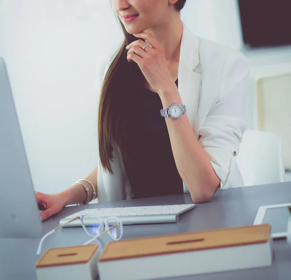 Attraktive Geschäftsfrau, die im Büro am Laptop arbeitet. Geschäftsleute — Stockfoto