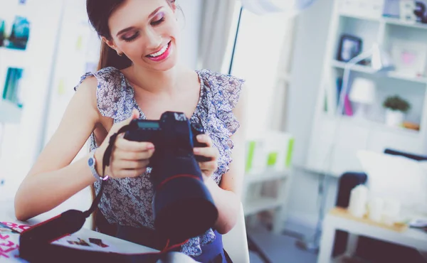 Retrato de una joven sonriente con cámara sentada en un apartamento tipo loft —  Fotos de Stock