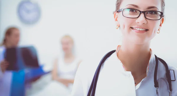 Jeune femme médecin debout à l'hôpital avec stéthoscope médical — Photo