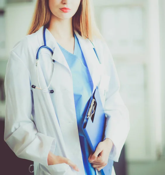 Portrait of woman doctor with folder at hospital corridor — Stock Photo, Image