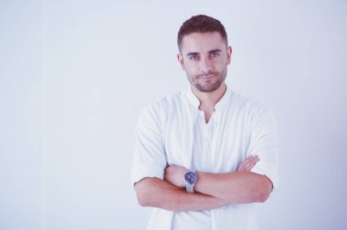 Genç iş adamı beyaz arka planda tek başına duruyor..