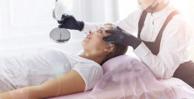 Mikroplu kaşlar güzellik salonunda akıyor..