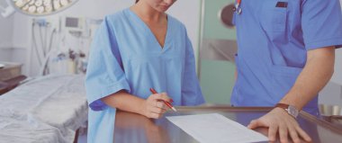 Ameliyathanede çalışan bir cerrah.