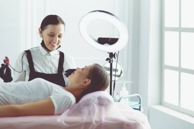 Mikroplu kaşlar güzellik salonunda akıyor..