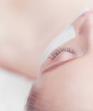Spa yüz maskesi uygulaması. Spa güzelliği organik yüz maskesi uygulaması..