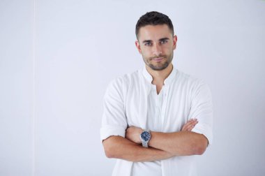 Genç iş adamı beyaz arka planda tek başına duruyor..