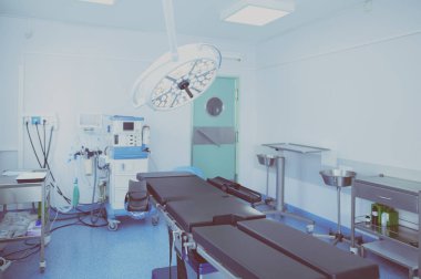Modern klinikteki ameliyathane.