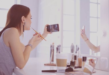 Ayna önünde akıllı telefon ile makyaj eğitimi filme Güzellik blogger