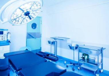 Modern klinikteki ameliyathane.