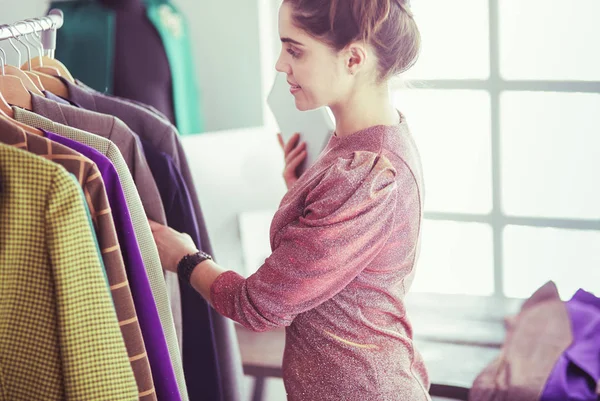 Askıları olan güzel bir stilist.