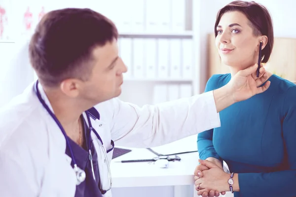 O paciente e seu médico em consultório médico — Fotografia de Stock