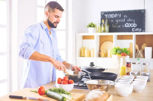 Mann bereitet leckeres und gesundes Essen in der heimischen Küche zu — Stockfoto