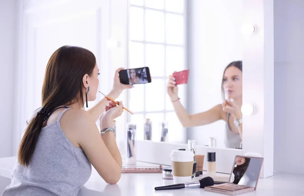 Beauty-Bloggerin filmt Make-up-Anleitung mit Smartphone vor Spiegel — Stockfoto