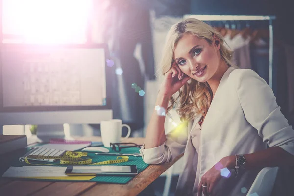 Diseñadora de moda mujer trabajando en sus diseños en el estudio. — Foto de Stock