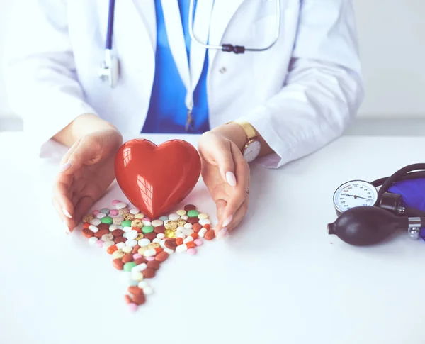 表の赤い心臓と聴診器を持つ心臓専門医 — ストック写真