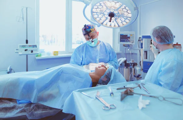 Man surgeon at work in operating room — Stock Photo, Image