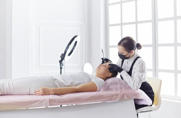 Microblading sopracciglia flusso di lavoro in un salone di bellezza. — Foto Stock