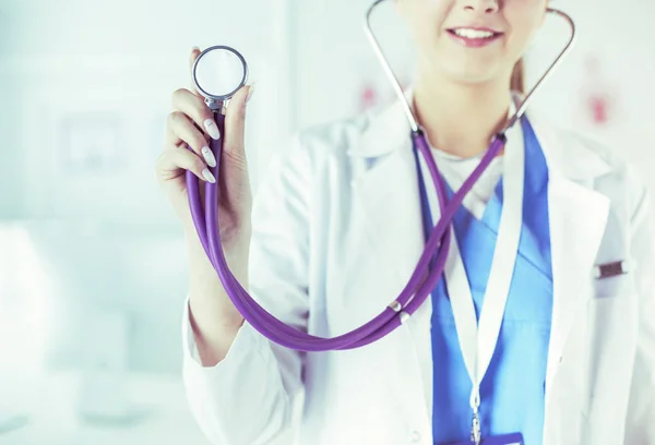 Médico sonriente mujer con estetoscopio en el hospital — Foto de Stock