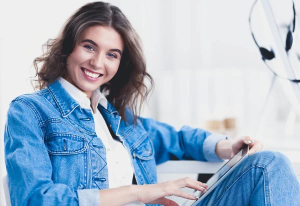 Afbeelding van een zeker jonge vrouw die aan bureau zit — Stockfoto